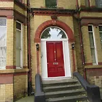 No 6 At 19 Ivanhoe - Large 2 Bed Near Sefton Park And Lark Lane